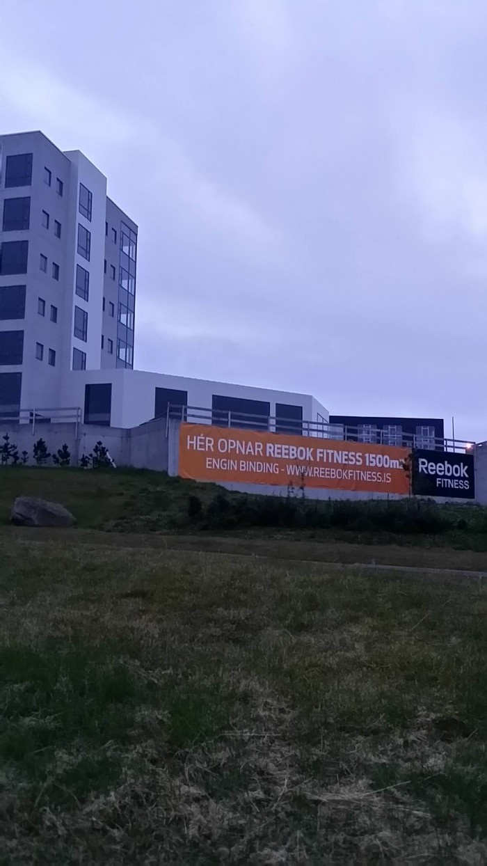 Auglýsingaborði frá Rebokk fitness við Urðahvarf.